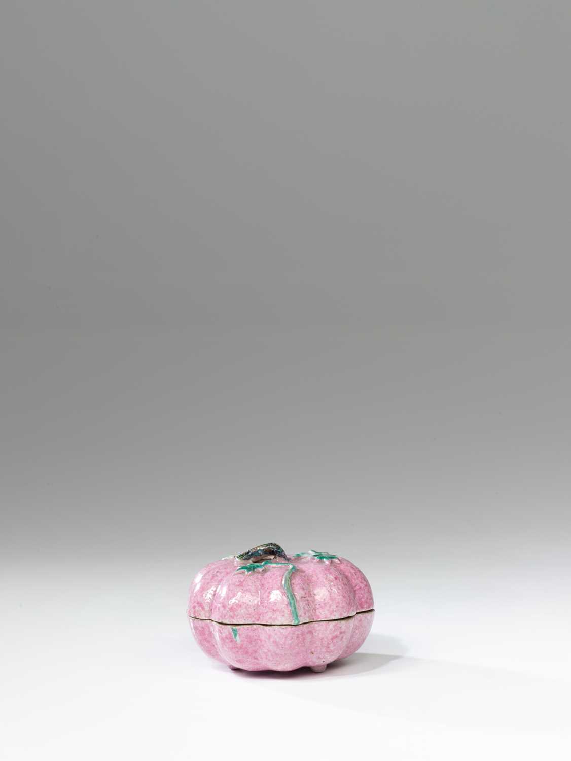 Lot 97 - (R) PUMPKIN-SHAPED BOX