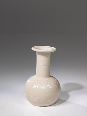 Lot 34 - ZHI CHUI VASE