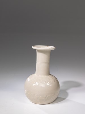 Lot 34 - ZHI CHUI VASE