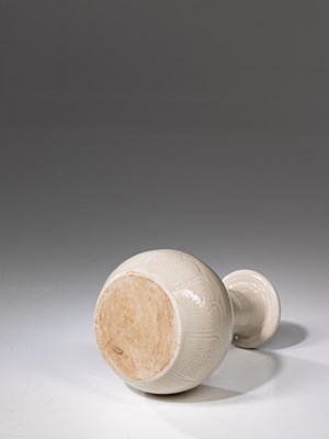 Lot 34 - ZHI CHUI VASE