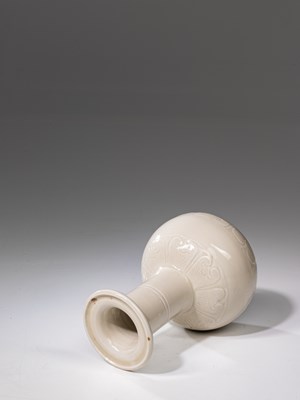 Lot 34 - ZHI CHUI VASE