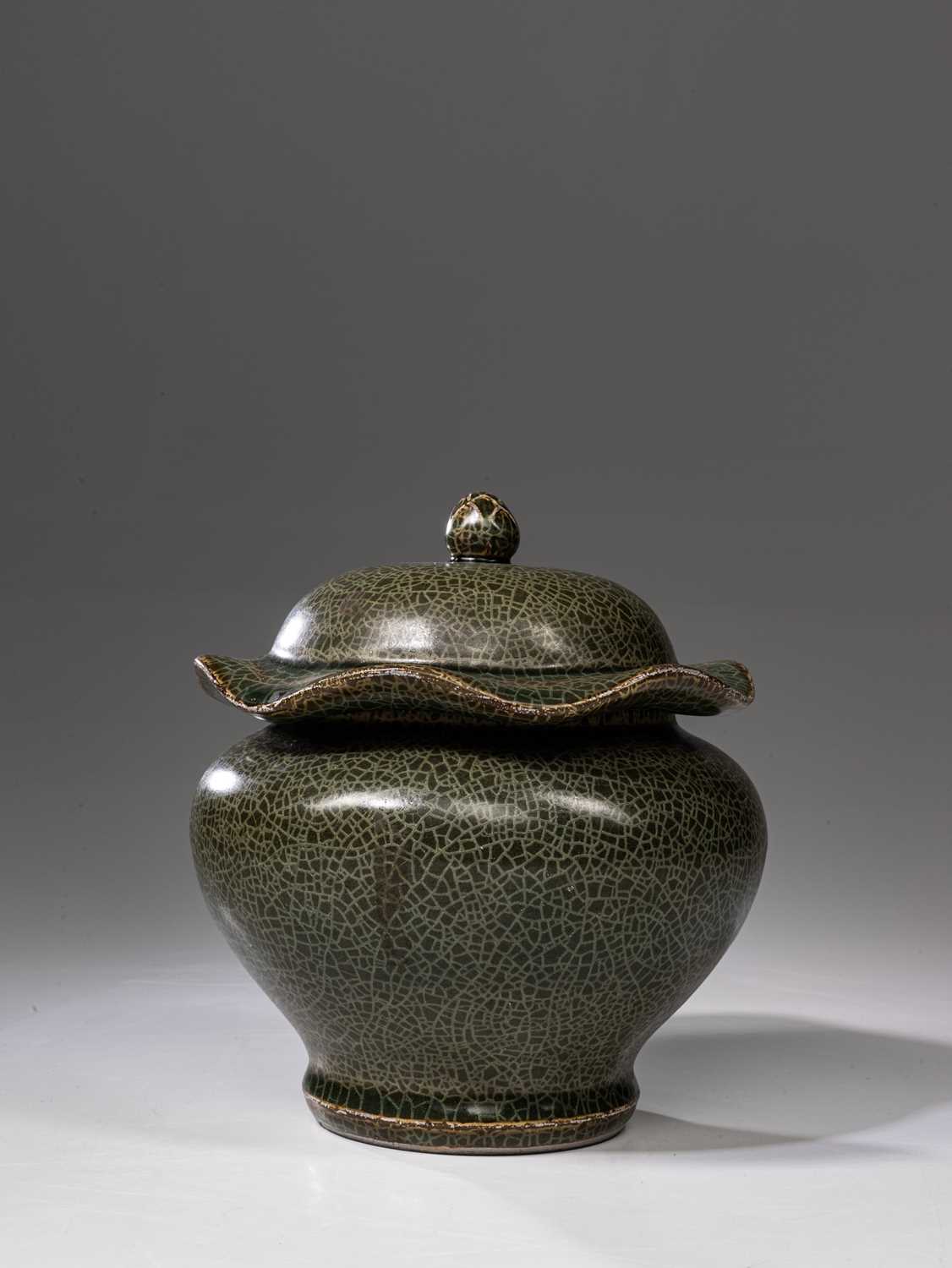 Lot 41 - LOTUS SHAPED POT WITH LID