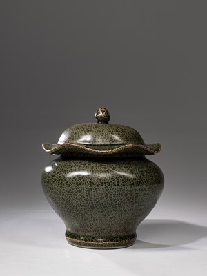 Lot 41 - LOTUS SHAPED POT WITH LID