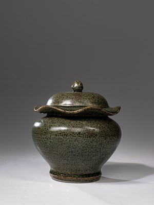 Lot 41 - LOTUS SHAPED POT WITH LID