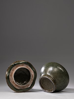 Lot 41 - LOTUS SHAPED POT WITH LID