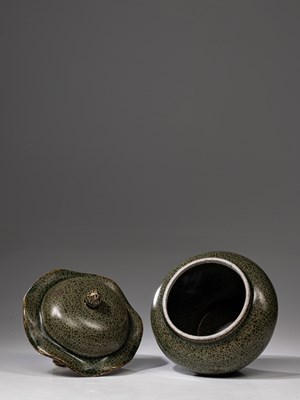 Lot 41 - LOTUS SHAPED POT WITH LID
