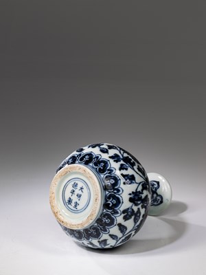 Lot 46 - VASE