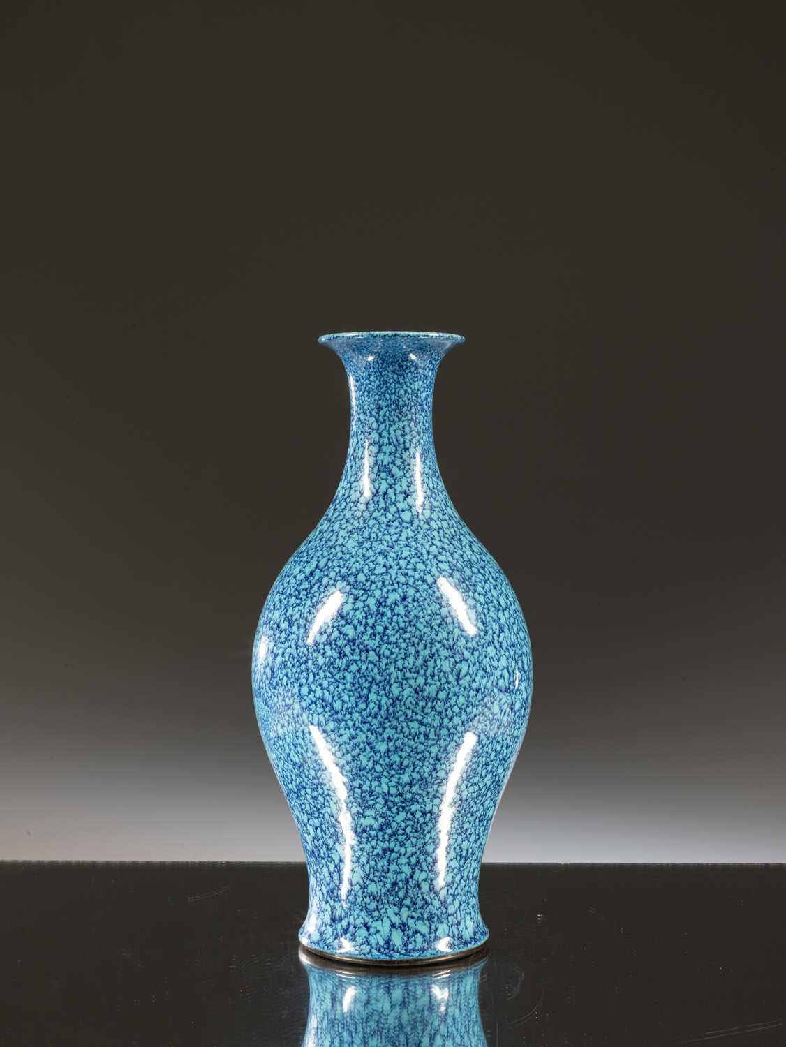 Lot 94 - CHINESE PORCELAIN ROBINS EGG GLAZED VASE WITH SEALMARK OF QIANLONG (1736-1795)