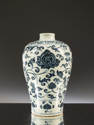 Lot 35 - MEI VASE